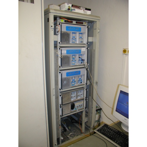 Pohled na skříň s elektronikou systému DGS - - - View of a rack with electronics of the DGS system