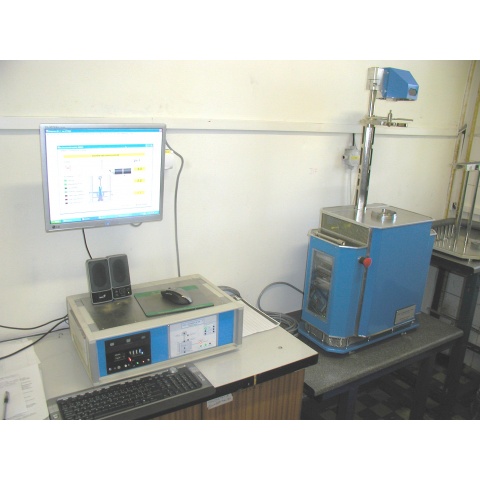 Pracoviště s dilatometrem DF-7 (vpravo) a řídicím počítačem (vlevo) - Workplace with DF-7 dilatometer (right) and control computer (left)